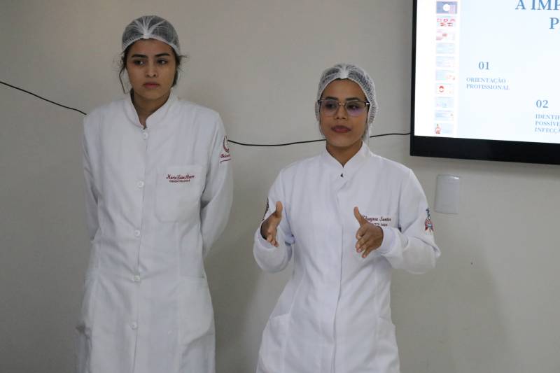 Estagiárias de odontologia também deram orientações