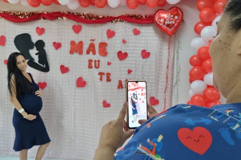 Yasmin posa para a terapeuta ocupacional, Daniela Coutinho