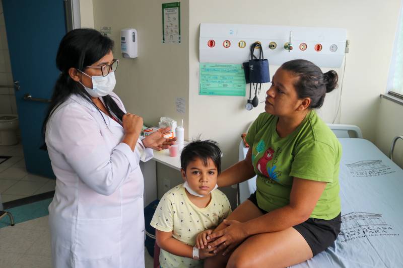 Enfermeira Adriana Benjamin orienta sobre os cuidados com João após a alta hospitalar