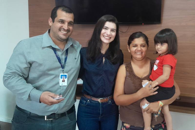 Mãe Shirley dos santos recebendo carteira 