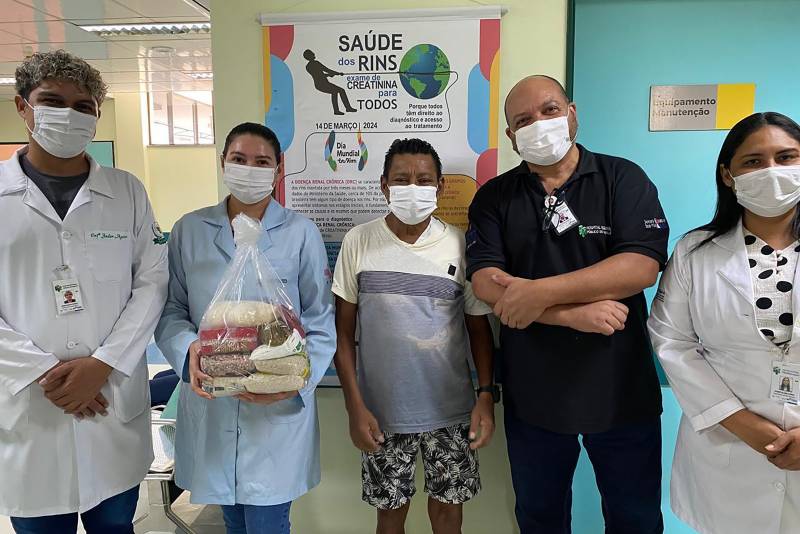 Entrega de cesta básica a um usuário do Centro de Hemodiálise.