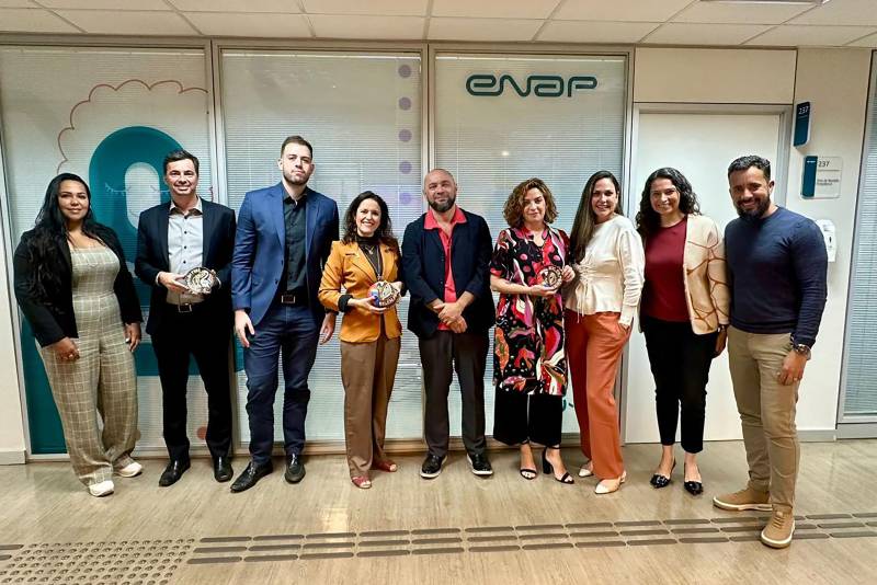 Servidores da EGPA em reunião na ENAP