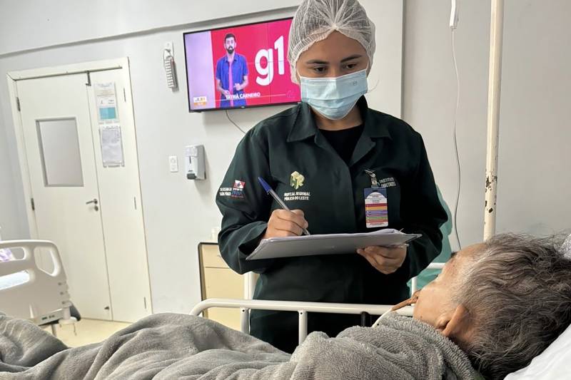 Assistente Social Ediane Oliveira em atendimento.