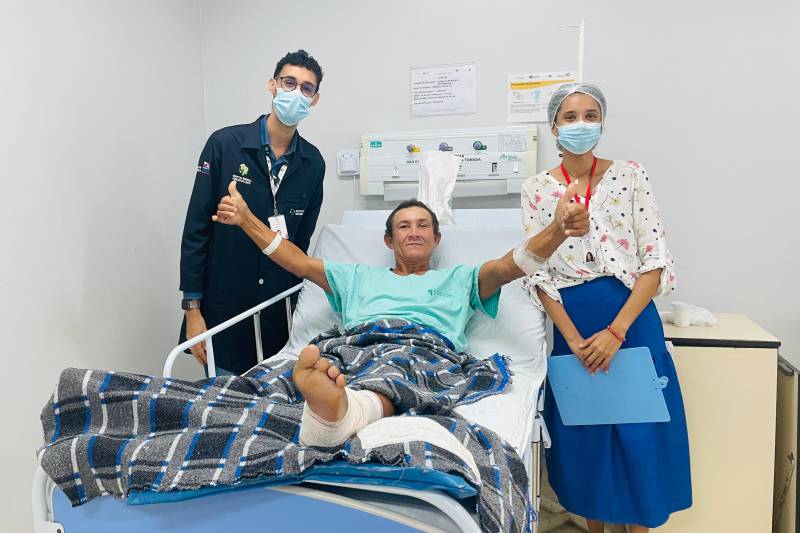 Amadeu da Silva com o Coordenador de Qualidade do HRPL, Erick Paduano Lavor e Maria Carolina Araújo, Analista de Qualidade.