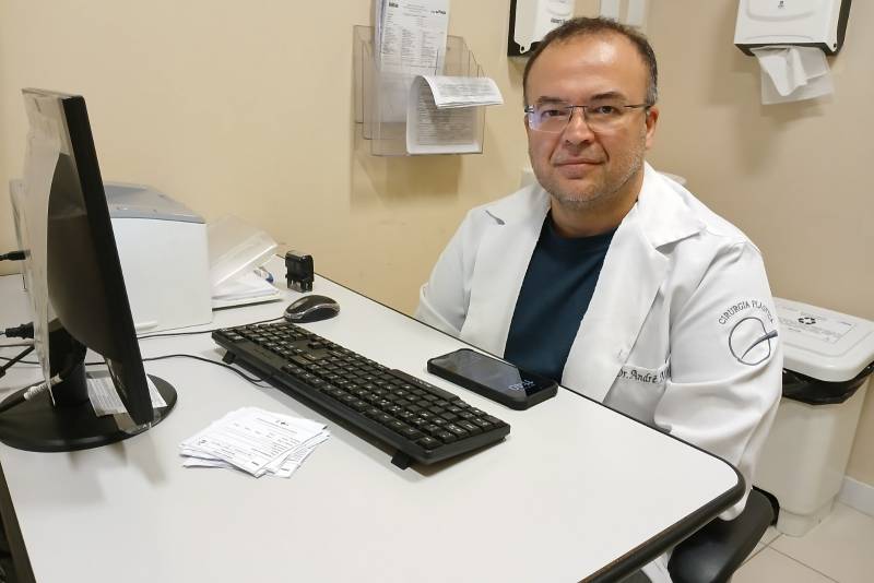 cirurgião plástico do HJB, o médico André Melo