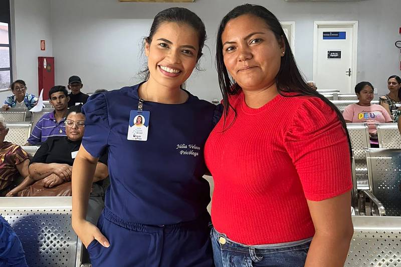 psicóloga clínica Julia Veloso e a usuária Luana do Socorro Lopes