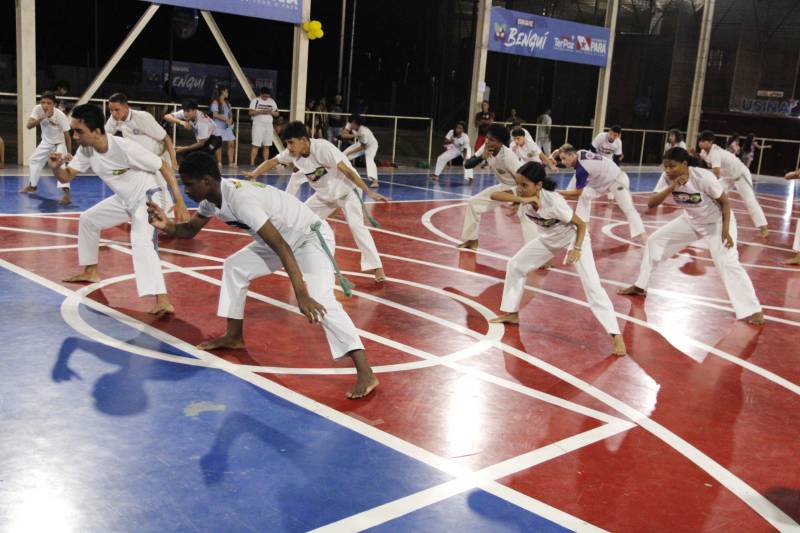 Capoeiristas se exercitam no jogo da capoeira, tradição afro-brasileira que é uma ferramenta de inclusão social e de fortalecimento dos laços comunitários