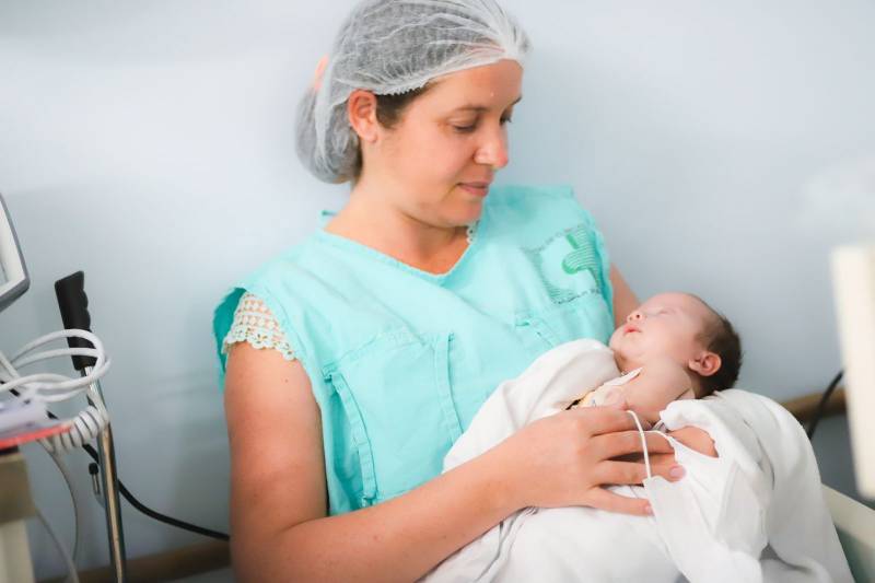 Maria Jaciara Nascimento pode alimentar a filha, que está internada na UTI Neo do HC, com o seu leite, que é coletado no Posto de Coleta de Leite Humano do hospital 