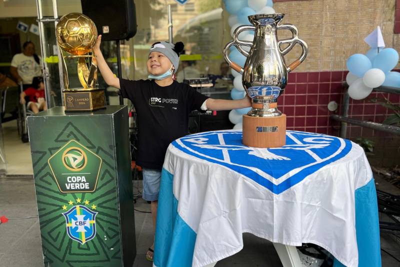 Filipe com as taças conquistadas pelo clube do coração