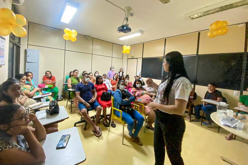 Enfermeira Emanuelle Campiolo ministra palestra sobre parto cesáreo