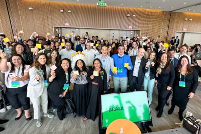 notícia: Governador do Estado leva cacau e chocolate produzidos no Combu a Harvard