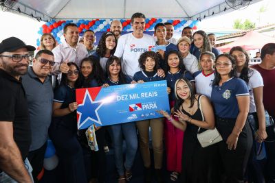 notícia: Governo entrega R$ 10 mil a estudantes estaduais de Portel e garante reconstrução da Escola Paulino de Brito