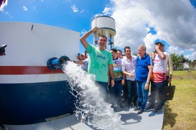notícia: Governador entrega sistema de abastecimento de água e passarela de concreto em Afuá