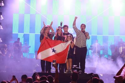 notícia: 'Parárraiá': terceira noite leva 150 mil pessoas ao estacionamento do Novo Mangueirão