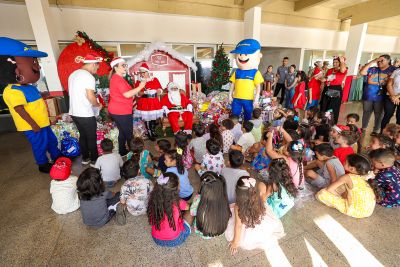 notícia: Bombeiros do Pará entregam presentes de cartinhas adotadas nos Correios