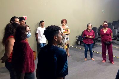 notícia: Aberto ao público, ‘Sarau Libertário’ encerra oficina de Leitura Dramatizada no Centur