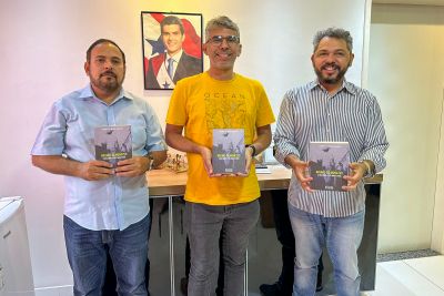 notícia: Autor do livro "Bruno de Menezes: Etnógrafo da Amazônia" recebe exemplares de representantes da Imprensa Oficial