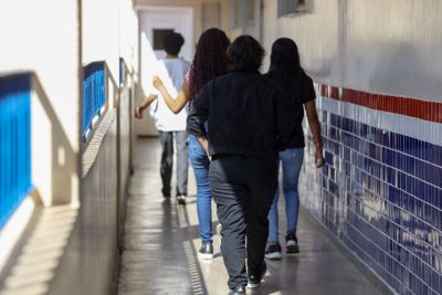 notícia: Estudantes da EJA têm resultados expressivos na redação do Enem 2023 com notas acima de 900