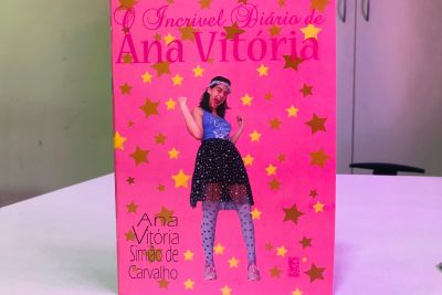 notícia: Editora da Ioepa entrega exemplares do livro 'O Incrível Diário de Ana Vitória' à Autora