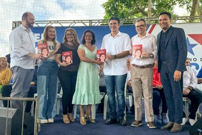 notícia: Imprensa Oficial entrega exemplares do revista em quadrinhos sobre a história da professora Albanízia Oliveira