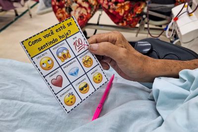 notícia: No HRBA, “Bingo das emoções” contribui para saúde mental de pacientes renais crônicos