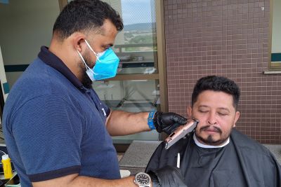 notícia: Após receber transplante de rim, amazonense volta ao HRBA para ação de beleza com usuários