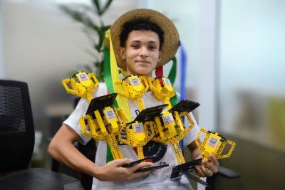 notícia: Classificados para torneio nacional de robótica, estudantes da rede pública são recebidos pelo titular da Seduc
