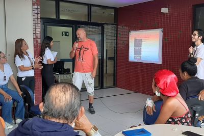 notícia: Karaokê diverte pacientes renais crônicos do Hospital Abelardo Santos   