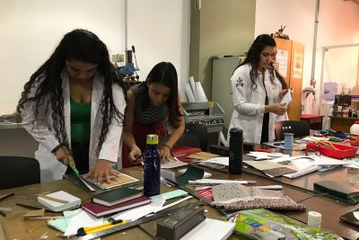 notícia: Biblioteca Pública Arthur Vianna finaliza Oficina de Preservação e Conservação de Jornais e Obras Raras