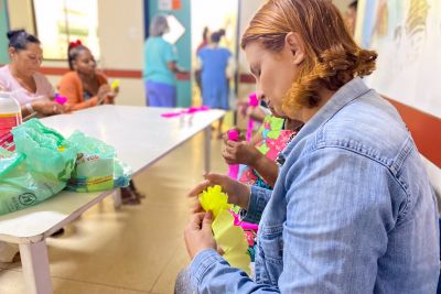 notícia: Com oficina de artesanato, pacientes internados no Hospital Metropolitano amenizam o medo da internação