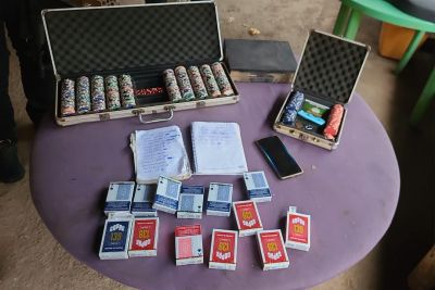 notícia:  Uma pessoa é presa em flagrante por receptação e exploração ilegal de jogos de azar, em Redenção