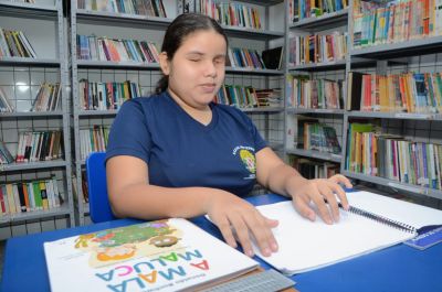 notícia: Estudante cega da rede pública mostra importância do Sistema Braille em sua produção literária