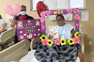 notícia: Hospital Galileu homenageia mães internadas com coral e brindes    