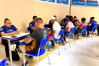 notícia: ‘Feirão de empregos’ atende mais de 700 trabalhadores com cadastro de vagas e entrevistas 