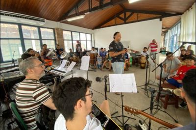 notícia: Núcleo de Oficinas Curro Velho ensaia mais de 200 participantes para 'Auto Junino 2024'