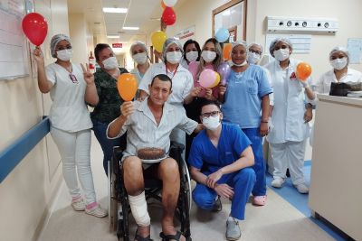 notícia: Paciente recebe alta humanizada após tratamento de alta complexidade e 50 dias internado no HRT