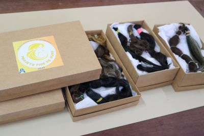 notícia: Espaço Acolher da Santa Casa recebe cabelos arrecadados pela Escola Adventista do 7º Dia