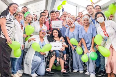 notícia: Criança de 2 anos tem alta da Santa Casa após 2 anos e 6 meses de tratamento