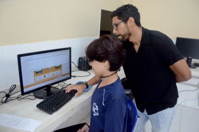 notícia: Rede estadual realiza mutirão para votar na única escola finalista do Brasil em premiação internacional