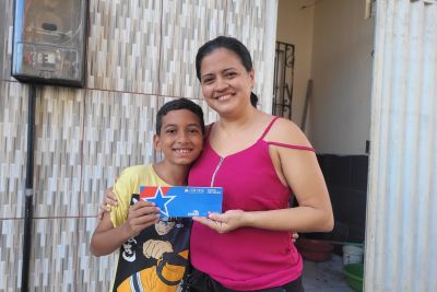 notícia: Estudante estadual que perdeu casa em incêndio recebe R$ 10 mil do Bora Estudar