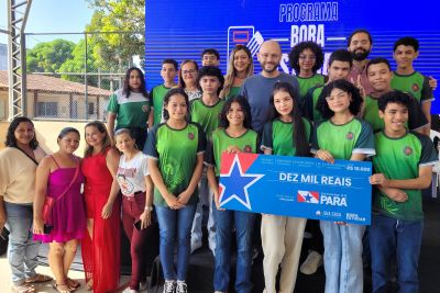 notícia: Alunos de escolas estaduais de Ananindeua e Benevides recebem recursos do 'Bora Estudar'