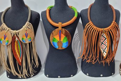 notícia: Estado reforça compromisso com sustentabilidade e geração de renda a partir da produção de biojoias