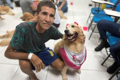 notícia: Usuários e acompanhantes do Hospital Jean Bitar receberam visita dos cachorros do Clube Goldens Belém