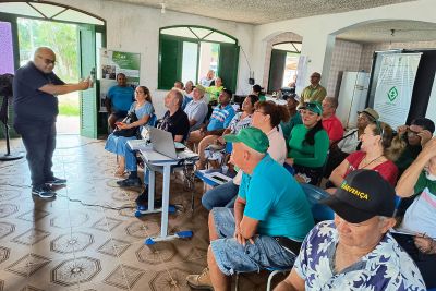 notícia: Agricultores de Mosqueiro recebem qualificações da Emater sobre preservação ambiental e manejo de açaizais 