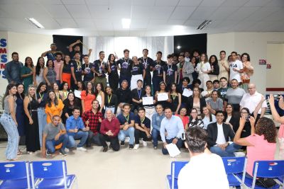 notícia: Escola Estadual premia alunos e professores que se destacaram em competições nacionais