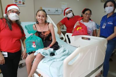 notícia: Pacientes do HJB recebem kits de Natal por meio de ação voluntária