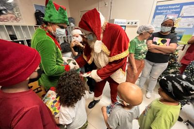 notícia: Caravana iluminada de Natal encanta pacientes do Hospital Oncológico Infantil
