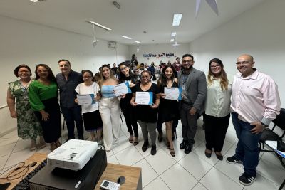 notícia: Alunos celebram certificação em curso de administração na Fundação ParáPaz