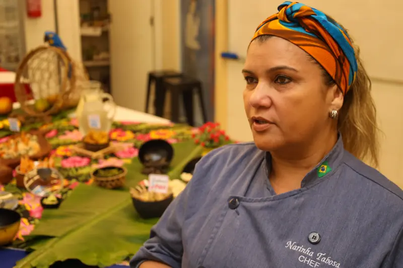 Narinha Tabosa - instrutora de Gastronomia pela Sectet nas Usinas <div class='credito_fotos'>Foto: Bruno Cecim / Ag.Pará &nbsp;&nbsp;|&nbsp;&nbsp; <a href='/midias/2025/originais/20250217130232-GF00023011-F00378498.jpg' download><i class='fa-solid fa-download'></i> Download</a></div>