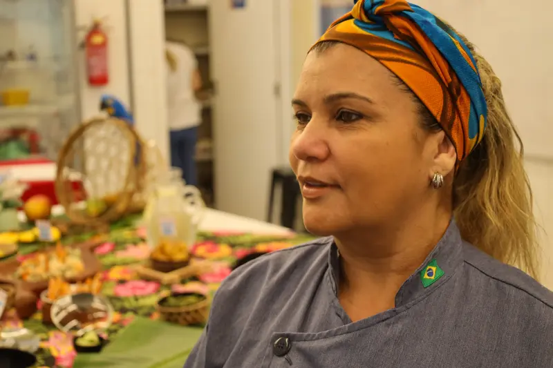 Narinha Tabosa - instrutora de Gastronomia pela Sectet nas Usinas <div class='credito_fotos'>Foto: Bruno Cecim / Ag.Pará &nbsp;&nbsp;|&nbsp;&nbsp; <a href='/midias/2025/originais/20250217130233-GF00023011-F00378499.jpg' download><i class='fa-solid fa-download'></i> Download</a></div>